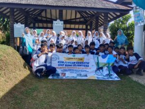 SMP Bumi Sejahtera Gelar Kunjungan Edukasi ke Situs Batu Tulis Ciampea