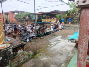 Wujud Silahturahmi TNI dan Masyarakat, Danramil Marga Ikuti Persembahyangan Galungan di Pura Dalem