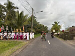 Kegiatan Pujawali Kuningan, Babinsa Jegu Perkuat Pam Lalin dan Pengamanan Wilayah