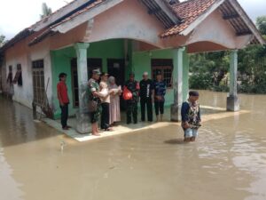 Banjir Kepung Kampung Cayur, Kepala Desa Sindangsono Turun Langsung Salurkan Bantuan ke Warga