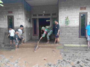 Wujud Kemanunggalan TNI, Anggota Koramil 1617-04 Pekutatan Terjang Lumpur Demi Bantu Warga