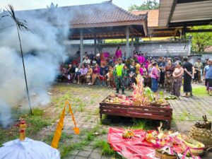 Aman dan Khidmat, Peran Aktif Babinsa dalam Pengamanan Upacara Adat Ngaben di Desa Kaliakah