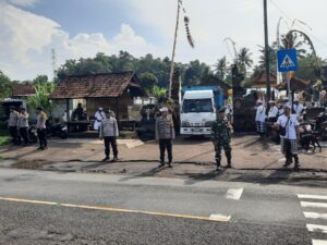 Aman dan Tertib, Babinsa Melaya Sukseskan Pengamanan Rangkaian Piodalan di Desa Binaannya.