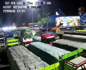 Arus Balik Memuncak, Pelabuhan ASDP Ketapang Banyuwangi Dipadati Antrean Kendaraan Hingga Malam Hari
