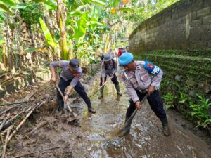 Polri Bersinergi dengan BPBD dan Warga, Gotong Royong Pulihkan Dampak Banjir di Mendoyo