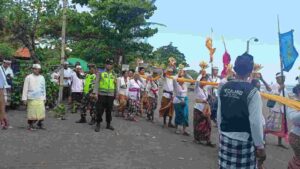 Sinergi TNI dan Masyarakat, Babinsa Belimbing Amankan Prosesi Melasti di Selemadeg 
