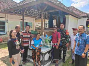 Aksi Nyata Babinsa Sesandan, Dampingi Penyaluran Bantuan untuk Warga Terdampak Bencana