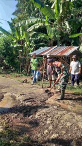 Sinergi Tanpa Batas: Babinsa Pendem Bersama Warga Gotong Royong Perbaiki Jalan Rusak