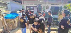 Warga Kurang Mampu Desa Jegu Terima Sembako, Babinsa Turut Mengawal Kegiatan