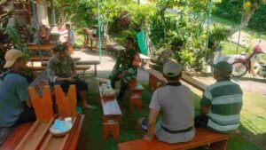 Komsos di Tengah Sawah, Cara Babinsa Serka Kd Wirawanta Serap Aspirasi Warga Blimbingsari