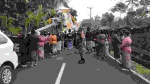 Wujud Sinergi TNI dan Rakyat, Babinsa Wongaya Gede Kawal Prosesi Upacara Ngaben