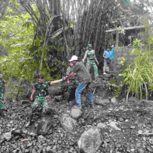 Potret Kebersamaan di Yehembang Kauh: TNI dan Warga Kompak Lansir Material Demi Jembatan Desa