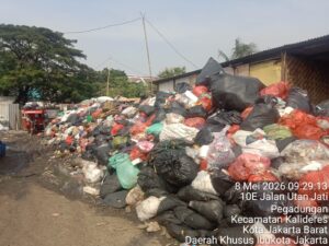Penumpukan Sampah di RW 07 Pegadungan Dikeluhkan Warga, Satpel LH Kalideres Sebut Dampak Pembatasan Kuota Bantargebang