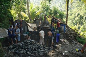 Perkokoh Akses Desa, Personel Kodim 1617/Jembrana Bahu Membahu Cor Abutment Jembatan Perintis Garuda Nusa Mare