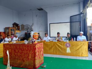 Jaga Sinergitas dan Tradisi, Babinsa Kelurahan Lelateng Kawal Pengukuhan Kelihan Banjar Adat Tinusan