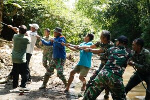 Berat Sama Dipikul: Aksi Kompak Kodim 1617/Jembrana dan Masyarakat Kebut Progres Jembatan hingga 60 Persen