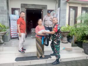 Di Tengah Warga, Babinsa Kediri Pastikan Bantuan Pangan Tiba ke Tangan yang Berhak