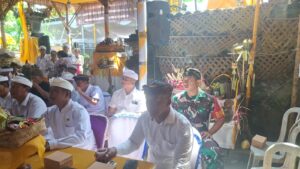 Jaga Kelestarian Adat, Babinsa Serka Gede Semara Putra Hadiri Upacara Diksa Pariksa di Desa Budeng