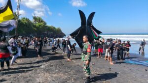 Babinsa dan Bhabinkamtibmas Pastikan Binggo Kite Festival II Berjalan Aman dan Meriah di Tabanan
