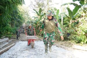 KODIM 1617/JEMBRANA MELAKSANAKAN KARYA BAKTI TNI BERSAMA MASYARAKAT DI DESA EKASARI