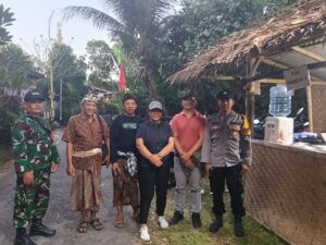 Hadir di Tengah Lonjakan Wisatawan, Babinsa Antap Pastikan Pantai Soka Aman dan Tertib