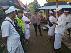 Babinsa Timpag Siaga di Pura Desa, Pastikan Ribuan Aktivitas Persembahyangan Galungan Berjalan Lancar