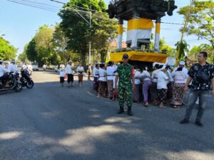 Pastikan Keamanan Hari Raya Galungan, Babinsa Banjar Tengah Kawal Persembahyangan Umat Hindu di Pura Puseh Agung