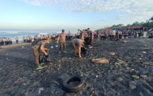 Jaga Laut dan Pesisir Tetap Bersih, Kodim Tabanan Ambil Bagian dalam Bakti Sosial Hari Bhayangkara ke-80