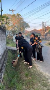 Wujudkan Sungai Lestari: Aksi Nyata Tim Bina Desa Tebar Benih Bandeng di Aliran Sungai Desa Budeng
