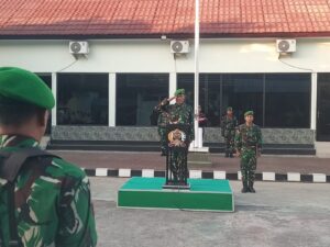 Tingkatkan Kedisiplinan, Anggota Kodim 1617/Jembrana Laksanakan Upacara Bendera Mingguan