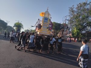 Wujud Toleransi Tradisi, Babinsa Amankan Jalur Ngaben di Desa Dajan Peken