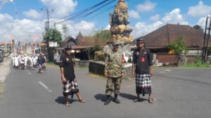 Tabanan, Babinsa Desa Tunjuk Kawal Prosesi Sakral Piodalan di Desa Adat Tunjuk