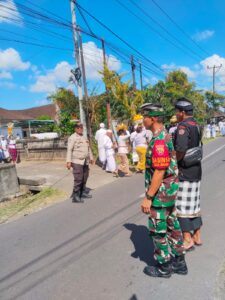 Babinsa  Hadiri Pujawali di Pura Luhur Puseh Buahan