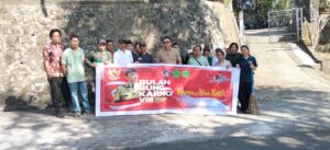 Peringati Bulan Bhakti Bung Karno, Babinsa Yehembang Kangin Pelopori Aksi Gotong Royong Bersama Warga