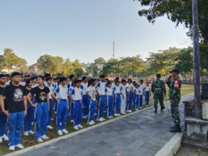 Sukseskan MPLS, Tiga Babinsa Jembrana Turun Tangan Latih Kedisiplinan Siswa Kelas XI dan XII