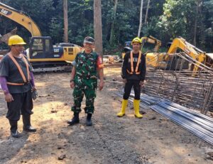 Jalin Komunikasi Sosial, Danramil Pekutatan Sambangi Aparatur Desa Medewi