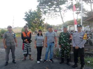 Kawal 700 Peserta, Babinsa Yehembang Pastikan Aksi Bersih-Bersih Pura Rambut Siwi Berjalan Lancar
