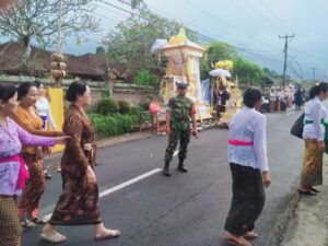 Demi Kelancaran Prosesi Ngaben, Babinsa Jegu Laksanakan Pengamanan Terpadu