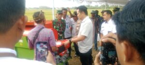 Sinergi TNI dan Pemkab Jembrana: Danramil Negara Pantau Penyerahan Alsintan di Kelurahan Lelateng