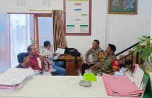 Jaga Desa Tetap Bersih dan Sehat, Babinsa Penarukan Perkuat Kolaborasi Bersama Seluruh Elemen