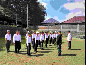 Babinsa Gembleng Calon Paskibraka SMPN 2 Pupuan, Disiplin dan Nasionalisme Jadi Prioritas