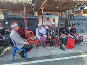 Pererat Sinergi dengan Prajuru Adat, Babinsa Delodberawah Kawal Tradisi Ngenteg Linggih Warga Umat Hindu