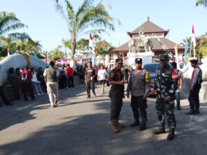 Dukung Pemulihan Ekonomi Lokal, Babinsa Kodim 1617/Jembrana Kawal Pengamanan 115 Stand UMKM