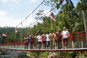 Dandim 1617/Jembrana Pantau Langsung Vicon Bersama Presiden Prabowo di Lokasi Jembatan Perintis Nusamara