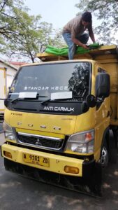 Truk Sampah DLH Tangsel Berhenti di Jalan Raya Serpong, Muatan Terlihat Tanpa Penutup