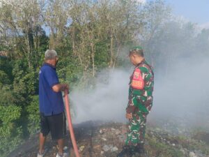 Babinsa Sembung Gede Cek TPA Mandung Setelah Laporan Titik Api dan Langsung Dipadamkan