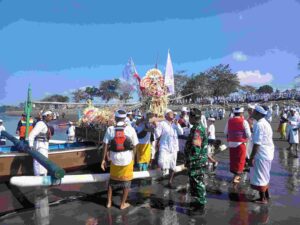 Sinergi Bersama Pecalang dan Bhabinkamtibmas, Babinsa Sukseskan Pengamanan Upacara Adat di Pantai Delodberawah