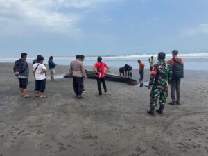 Sinergi Polri dan Instansi Terkait Tangani Hiu Paus Terdampar di Pantai Pengeragoan