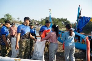 Dandim 1617/Jembrana Pimpin Karya Bakti Pesisir Pantai Medewi dan Yehsumbul Sambut HUT TNI Ke-81