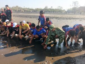 Cegah Pencemaran Sampah Plastik, Babinsa Sudimara Dukung Gerakan World Cleanup Day Bali
